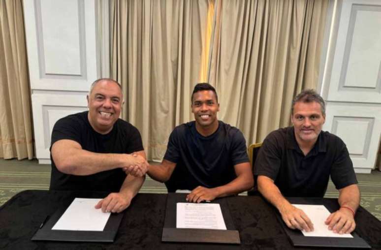 Flamengo anunciou assinatura de contrato com o lateral-esquerdo Alex Sandro