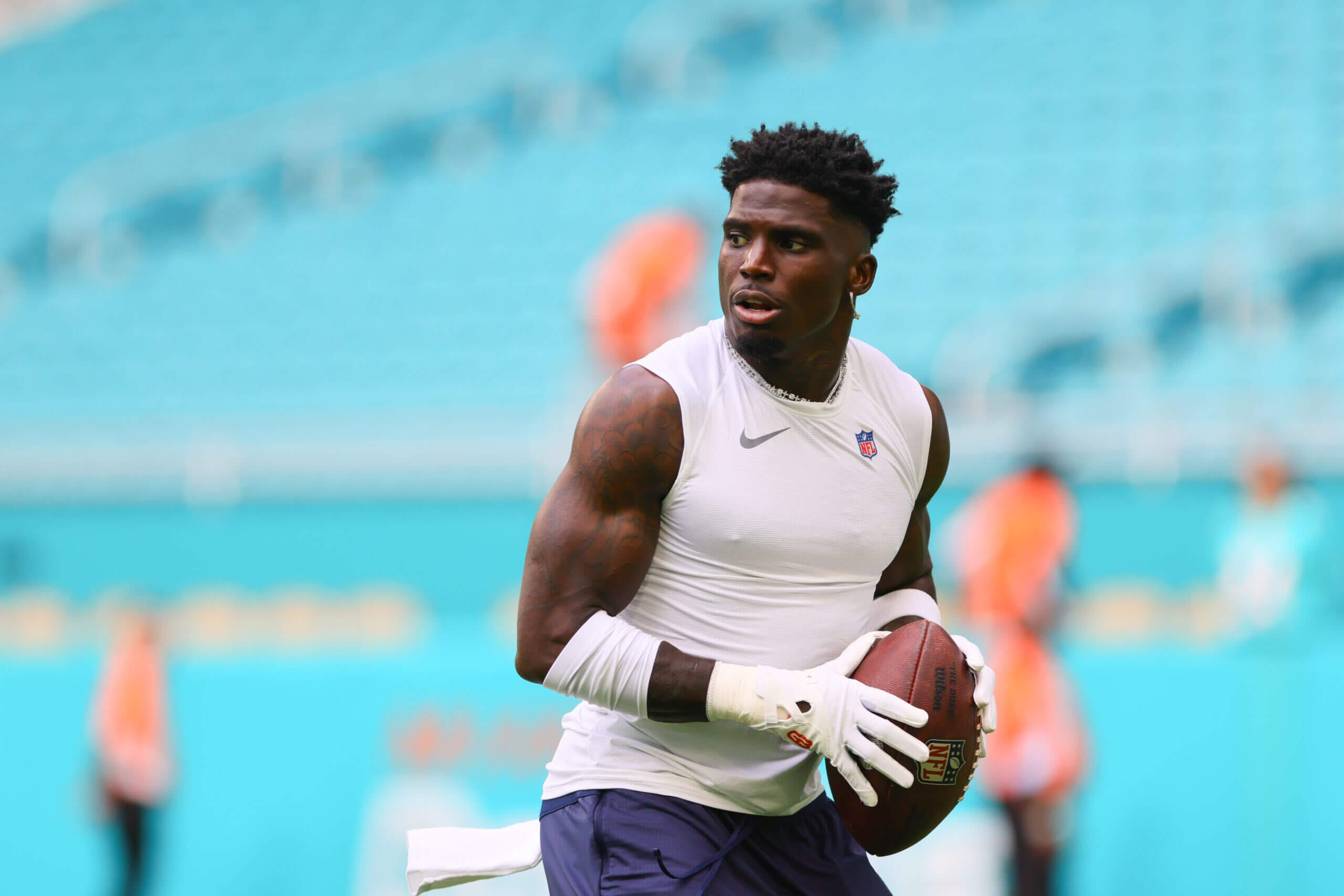 Os Dolphins jogarão contra os Jaguars depois que Tyreek Hill foi preso por uma infração de trânsito fora do estádio.